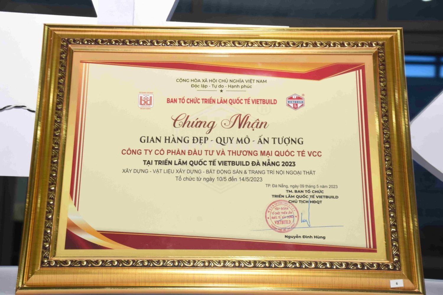 Chứng nhận gian hàng đẹp-quy mô- ấn tượng của VCC tại triển lãm Vietbuild – VCC Sealant - Sản xuất, phân phối keo silicone và chất kết dính chuyên nghiệp Chứng Nhận Gian Hàng đẹp quy Mô ấn Tượng Của Vcc Tại Triển Lãm Vietbuild Vcc Sealant Sản Xuất Phân Phối Keo Silicone Và Chất Kết Dính Chuyên Nghiệp