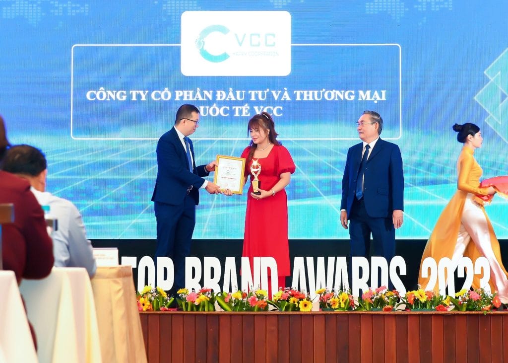 Đại diện VCC nhận giải thưởng hạng mục Thương hiệu tín nhiệm hàng đầu VCC Sealant Sản xuất phân phối keo silicone và chất kết dính chuyên nghiệp Đại diện VCC nhận giải thưởng hạng mục Thương hiệu tín nhiệm hàng đầu