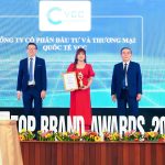 Đại diện VCC nhận trao tặng giải thưởng về hạng mục Thương hiệu tín nhiệm hàng đầu