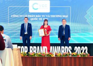 Đại diện VCC nhận trao tặng giải thưởng về hạng mục Thương hiệu tín nhiệm hàng đầu