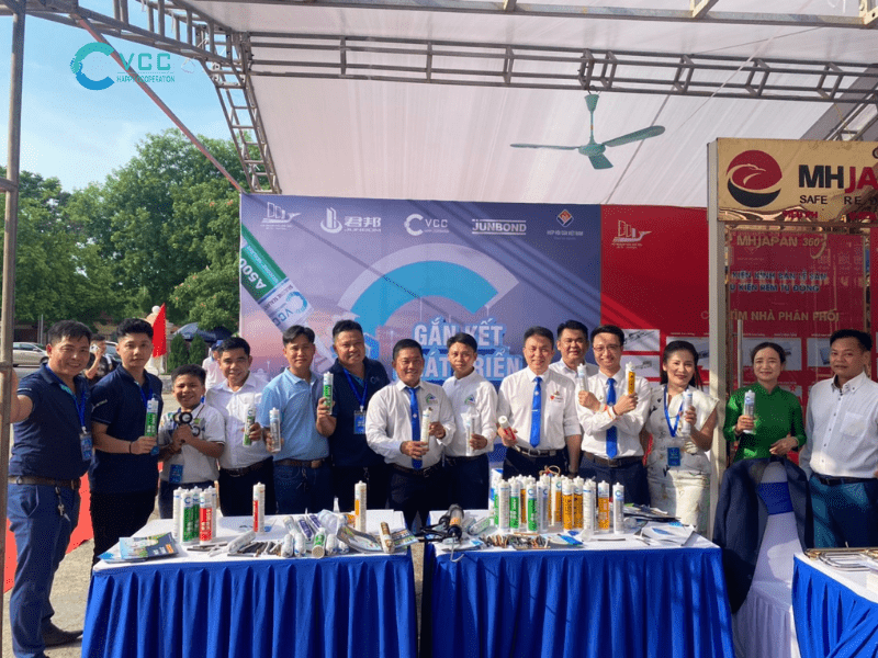 Đoàn đại biểu Ban Chấp hành Hội ngành cửa Việt Nam tham quan và chụp hình tại gian hàng VCC VCC Sealant Sản xuất phân phối keo silicone và chất kết dính chuyên nghiệp Đoàn đại biểu Ban Chấp hành Hội ngành cửa Việt Nam tham quan và chụp hình tại gian hàng VCC