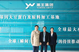 Lãnh đạo VCC và Yuwang chụp ảnh kỉ niệm.