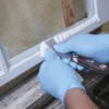 Thay thế bột trét cửa sổ bằng keo silicone