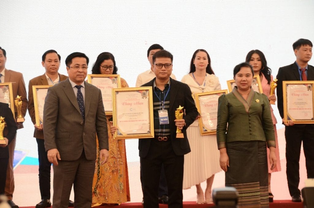 VCC vinh dự đạt giải thưởng Top 10 thương hiệu mạnh phát triển quốc gia VCC Sealant Sản xuất phân phối keo silicone và chất kết dính chuyên nghiệp VCC vinh dự đạt giải thưởng Top 10 thương hiệu mạnh phát triển quốc gia