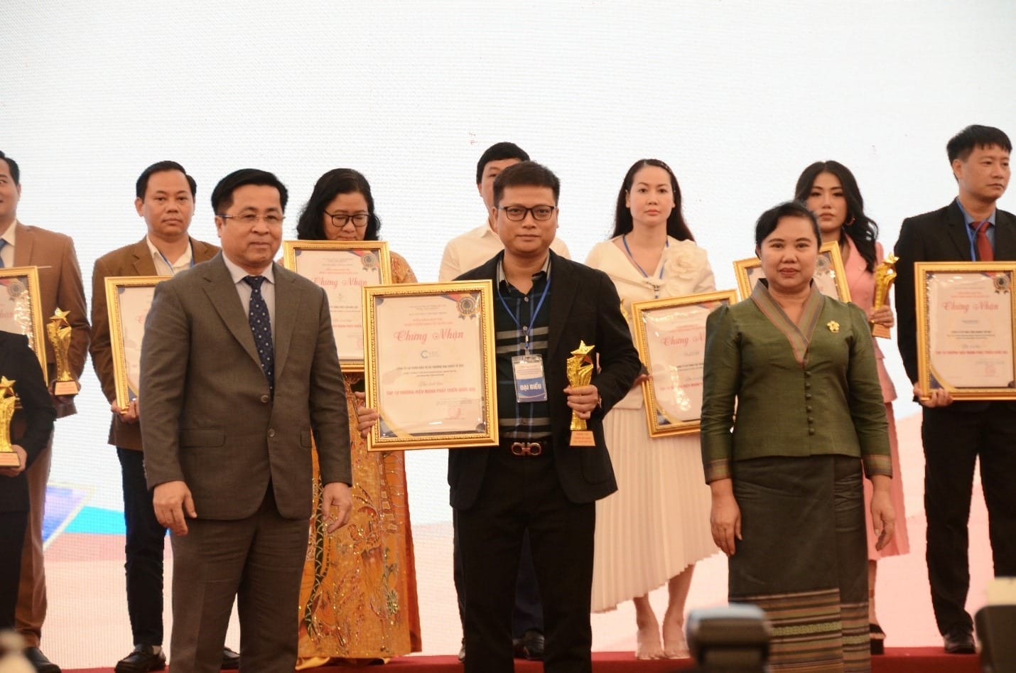 VCC vinh dự đạt giải thưởng Top 10 thương hiệu mạnh phát triển quốc gia – VCC Sealant - Sản xuất, phân phối keo silicone và chất kết dính chuyên nghiệp Vcc Vinh Dự đạt Giải Thưởng Top 10 Thương Hiệu Mạnh Phát Triển Quốc Gia Vcc Sealant Sản Xuất Phân Phối Keo Silicone Và Chất Kết Dính Chuyên Nghiệp