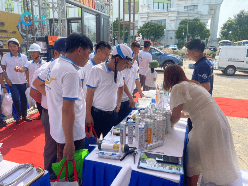 Gian hàng của VCC nhận được sự quan tâm rất lớn của người tham gia sự kiện VCC Sealant Sản xuất phân phối keo silicone và chất kết dính chuyên nghiệp Gian hàng của VCC nhận được sự quan tâm rất lớn của người tham gia sự kiện