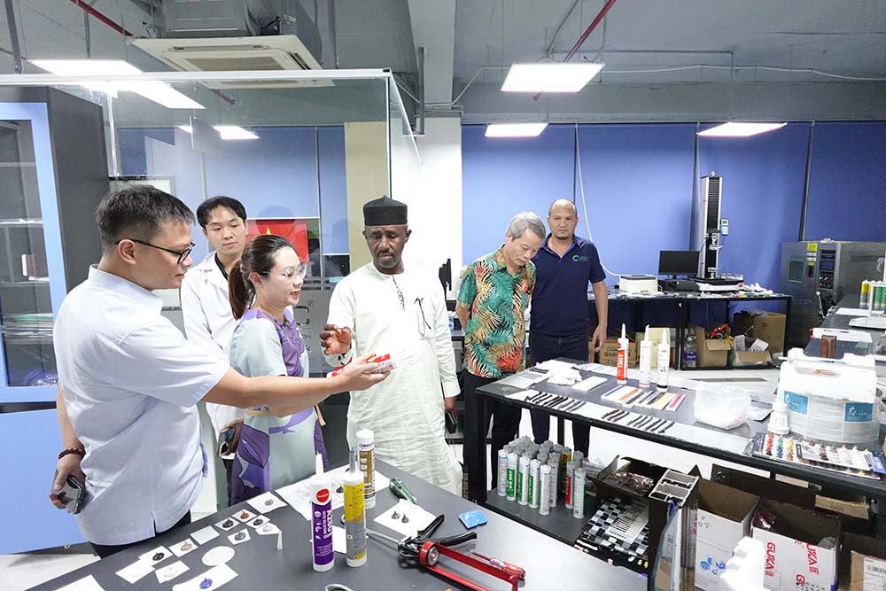 Ông Murtala Saleh Ahmed và ông Lương Quốc Thịnh tham quan phòng RD VCC VCC Sealant Sản xuất phân phối keo silicone và chất kết dính chuyên nghiệp Ông Murtala Saleh Ahmed và ông Lương Quốc Thịnh tham quan phòng RD VCC