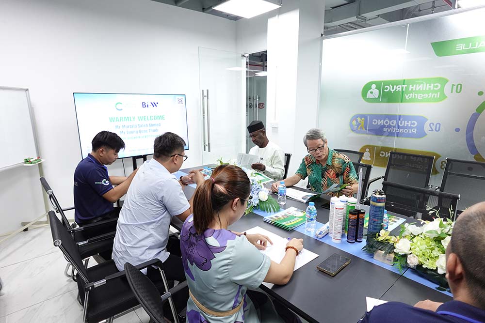 Ông Murtala Saleh Ahmed và ông Lương Quốc Thịnh tìm hiểu về VCC VCC Sealant Sản xuất phân phối keo silicone và chất kết dính chuyên nghiệp Ông Murtala Saleh Ahmed và ông Lương Quốc Thịnh tìm hiểu về VCC
