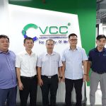 VCC và BGH Trường Vật Liệu chụp hình lưu niệm