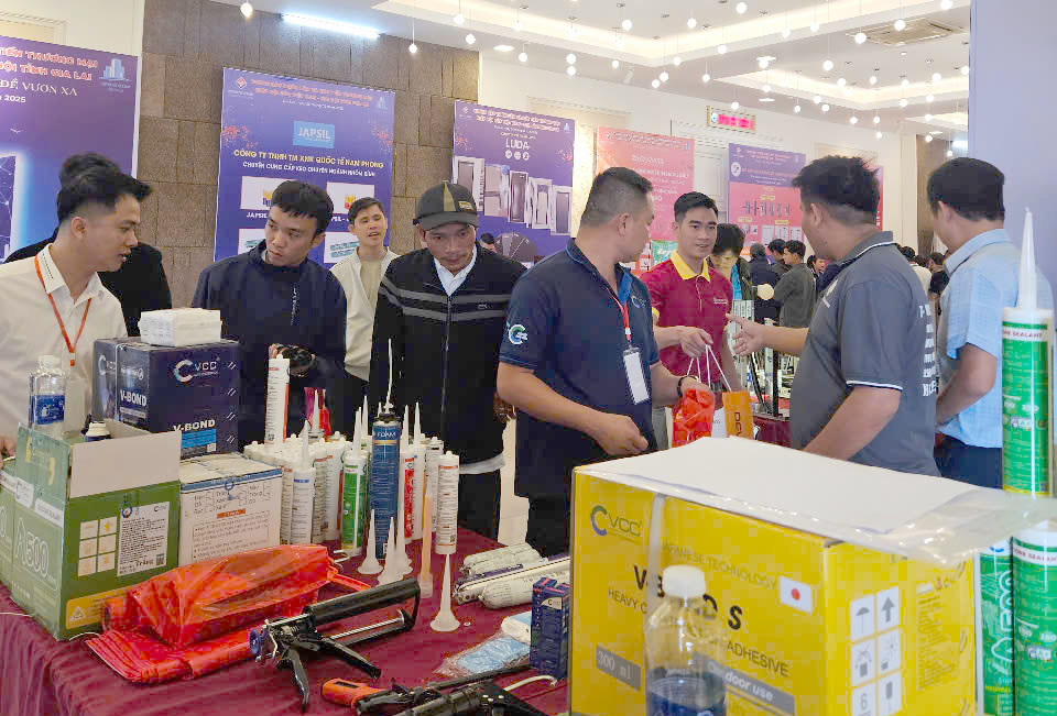 Khách hàng tham quan gian hàng của VCC tại sự kiện VCC Sealant Sản xuất phân phối keo silicone và chất kết dính chuyên nghiệp Khách hàng tham quan gian hàng của VCC tại sự kiện