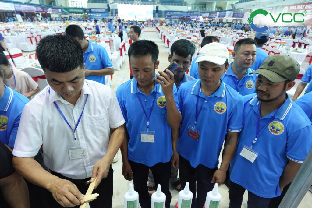 Trực tiếp test thử các sản phẩm keo tại gian hàng VCC Sealant Sản xuất phân phối keo silicone và chất kết dính chuyên nghiệp Trực tiếp test thử các sản phẩm keo tại gian hàng