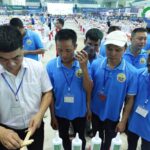 Trực tiếp test thử các sản phẩm keo tại gian hàng