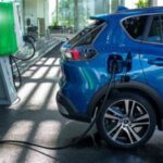 Xe ô tô điện EV đang sạc pin