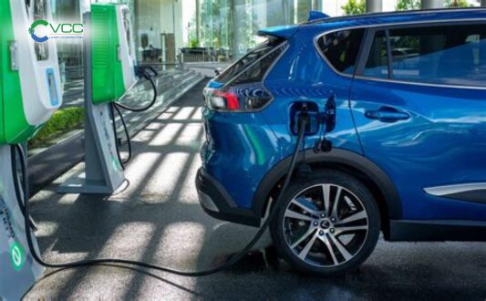 Xe ô tô điện (EV) đang sạc pin.