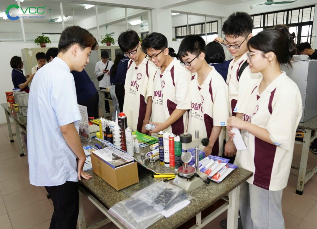 Gian hàng VCC tại khoa thí nghiệm trong sự kiện HUCE Open Day 2025 VCC Sealant Sản xuất phân phối keo silicone và chất kết dính chuyên nghiệp Gian hàng VCC tại khoa thí nghiệm trong sự kiện HUCE Open Day 2025