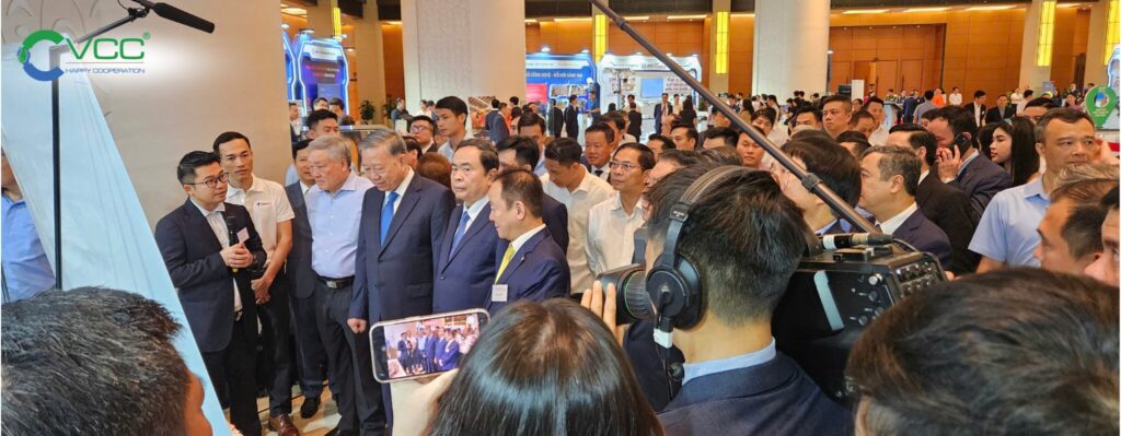Tổng Bí Thư Tô Lâm cùng đoàn đại biểu tham quan gian hàng trưng bày sản phẩm của các doanh nghiệp tư nhân trước thềm Hội nghị toàn quốc triển khai nghị quyết 66 và 68 của Bộ Chính trị VCC Sealant Sản xuất phân phối keo silicone và chất kết dính chuyên nghiệp Tổng Bí Thư Tô Lâm cùng đoàn đại biểu tham quan gian hàng trưng bày sản phẩm của các doanh nghiệp tư nhân trước thềm Hội nghị toàn quốc triển khai nghị quyết 66 và 68 của Bộ Chính trị