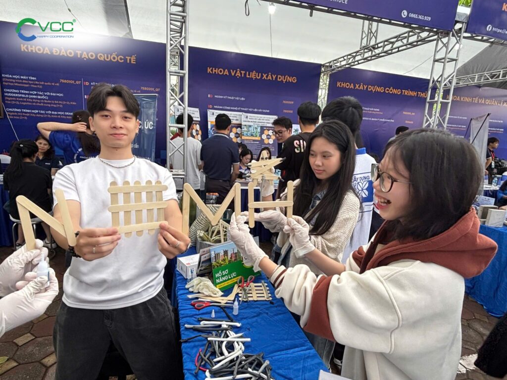 Workshop keo dán nhanh của VCC tại HUCE Open Day 2025 thu hút học sinh VCC Sealant Sản xuất phân phối keo silicone và chất kết dính chuyên nghiệp Workshop keo dán nhanh của VCC tại HUCE Open Day 2025 thu hút học sinh