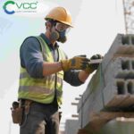 Sử dụng đúng thiết bị bảo hộ là bước đầu quan trọng giúp hạn chế rủi ro và hỗ trợ sơ cứu an toàn tại công trường xây dựng