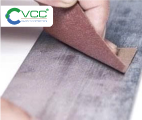 Dùng giấy nhám mịn mài nhẹ để chuẩn bị bề mặt VCC Sealant Sản xuất phân phối keo silicone và chất kết dính chuyên nghiệp Dùng giấy nhám mịn mài nhẹ để chuẩn bị bề mặt