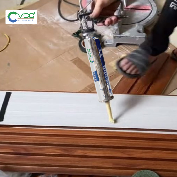 Bắn keo cho tấm ốp lam sóng