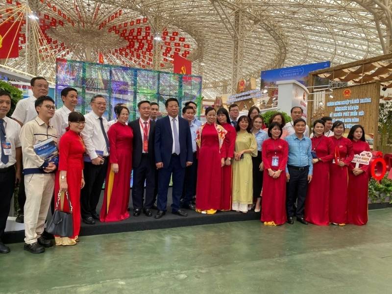 Đại diện VCC vinh hạnh chụp hình cùng Bộ trưởng Bộ Xây dựng Trần Hồng Minh