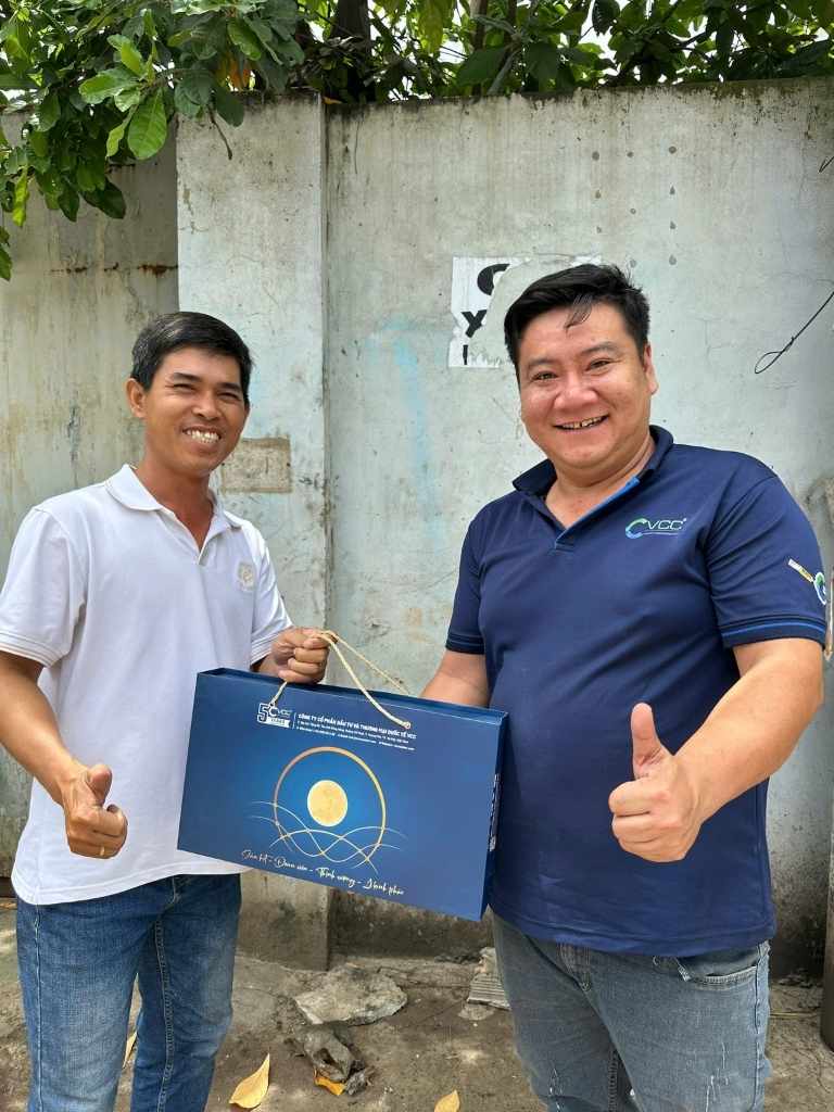 Đại diện công ty đã trực tiếp đến thăm hỏi; gửi lời chúc Tết đoàn viên