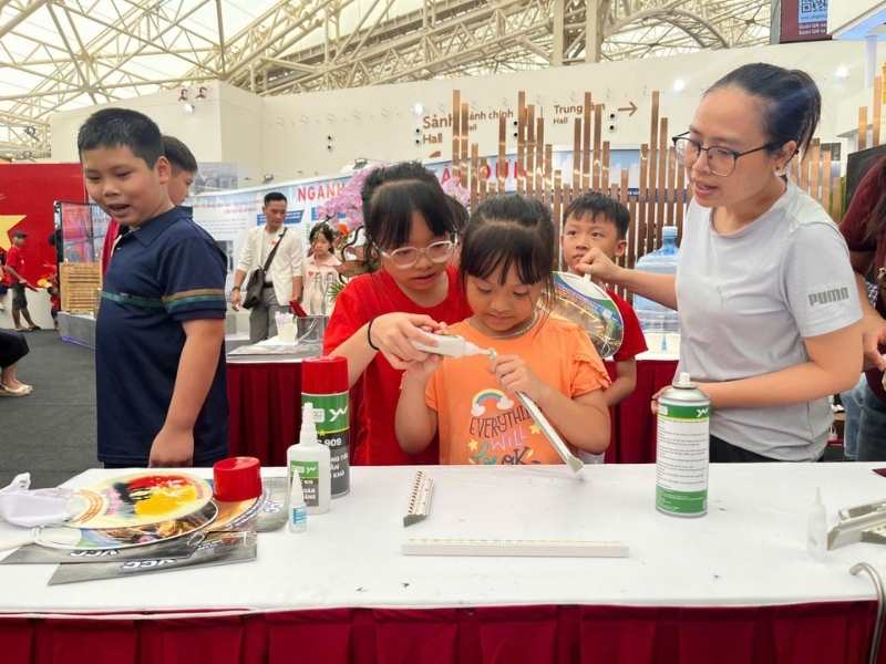 Khung ảnh được ghép bằng keo silicone VCC 909