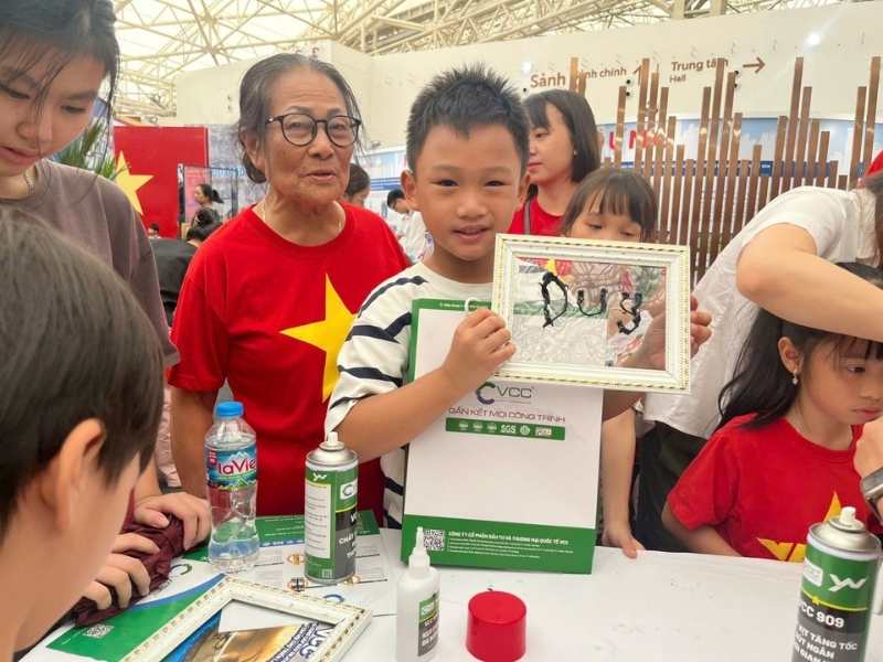 Ký tên bằng keo silicone VCC A500 - dòng keo vinh dự được lựa chọn để phục vụ cho dự án Trung tâm hội chợ Triển lãm Quốc gia