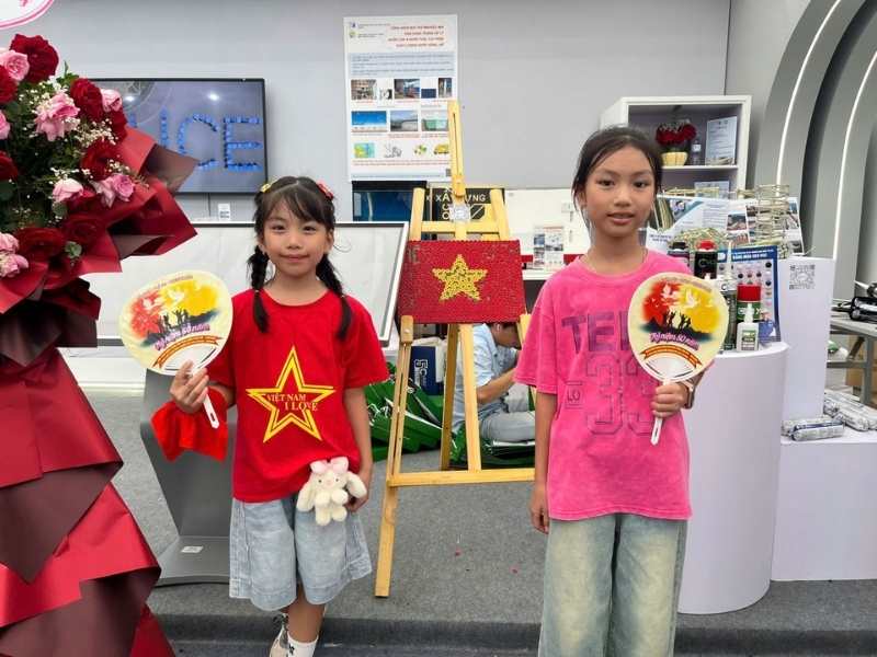 Lá cờ Tổ quốc được làm từ keo VCC 502+ và khuy áo