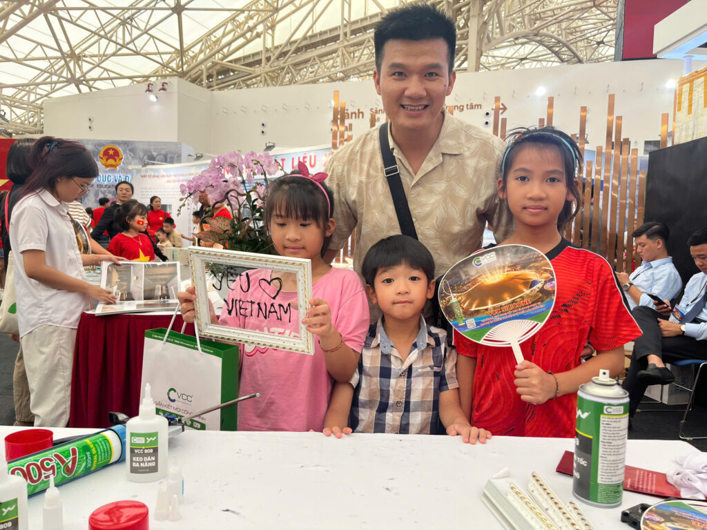 Mỗi người dân khi tham quan đều có thể tự tay làm nên những biểu tượng thiêng liêng