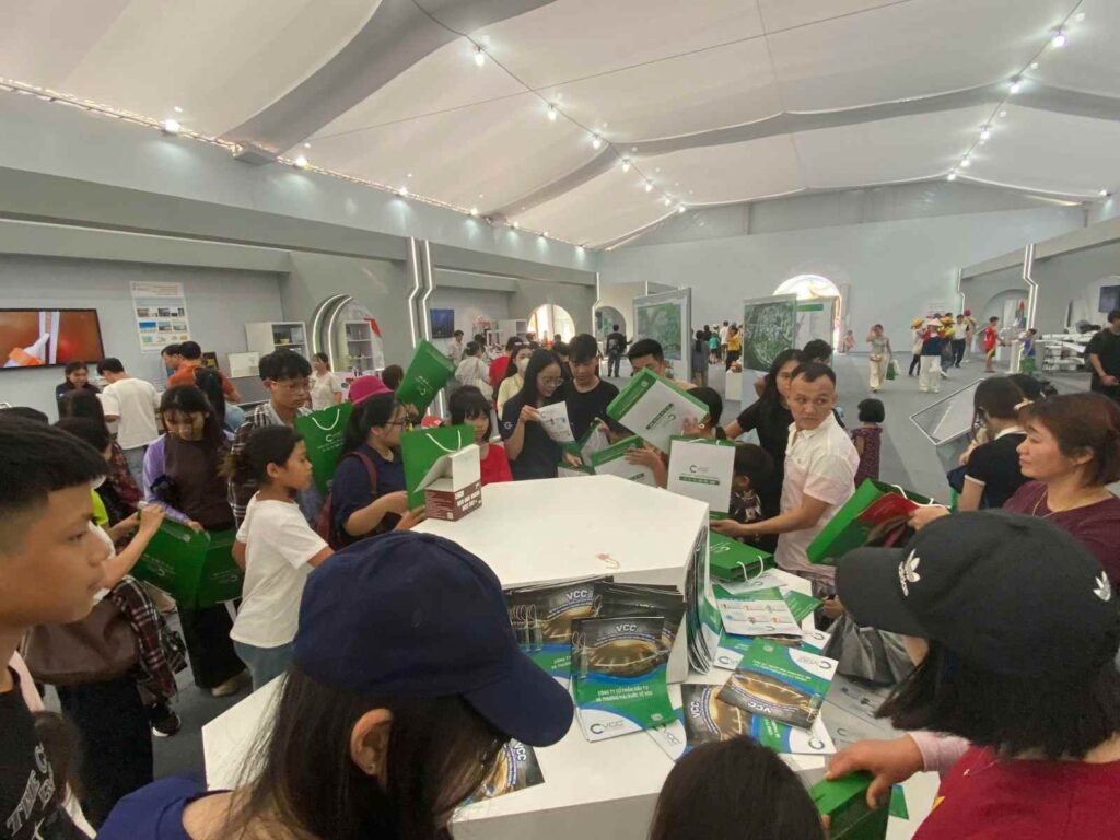 Ở khu vực Đại học Xây dựng, gian hàng thu hút rất đông người dân tham quan. 