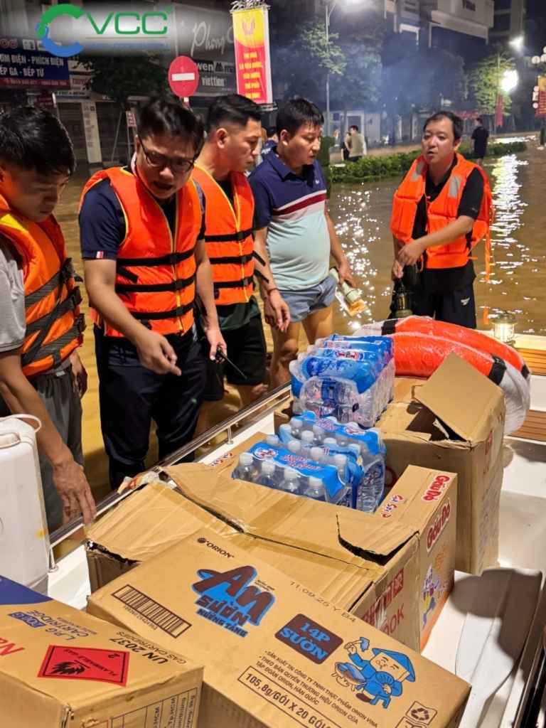 VCC chuẩn bị những phần quà gồm nhu yếu phẩm; áo phao, nước uống và đồ dùng thiết yếu để gửi tới từng gia đình chịu ảnh hưởng