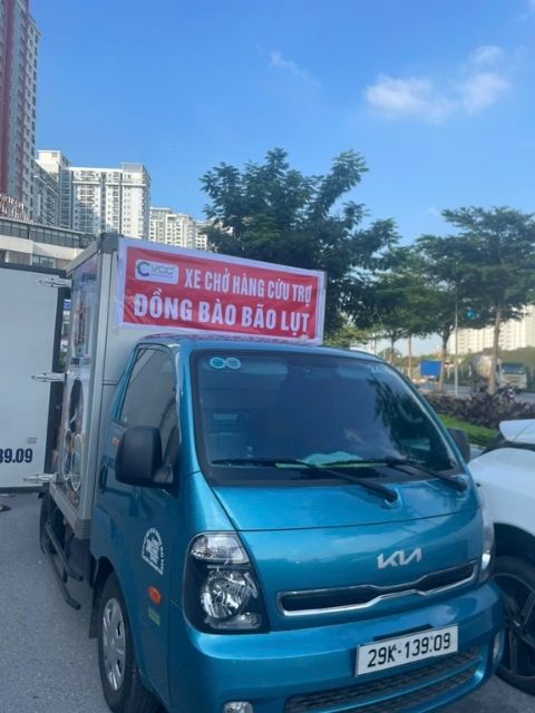 Xe ô tô cứu trợ bà con xuất phát từ Hà Nội