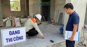 Kỹ thuật viên đo đạc diện tích và khảo sát tình trạng mạch gạch trước khi thi công chít mạch