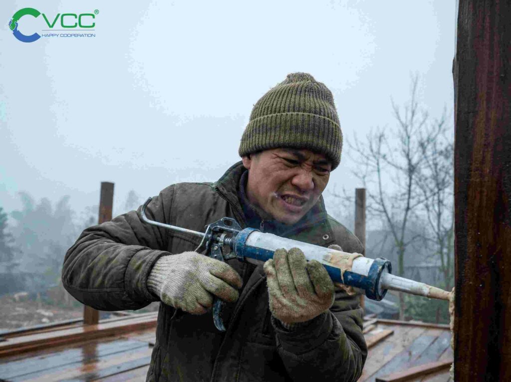 Thợ thi công bắn keo V-Bond bị nặng tay do trời lạnh làm tăng độ nhớt của hệ polymer SBS.
