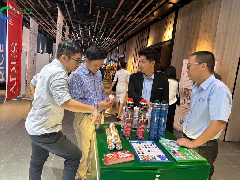 Kiến trúc sư và nhà thầu có thể trực tiếp chạm – thử – trải nghiệm sức mạnh kết dính của các sản phẩm VCC