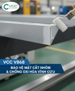 Cận cảnh dùng cọ lăn quét keo chống oxi hóa VCC V868 lên mặt cắt của thanh nhôm trong sản xuất cửa