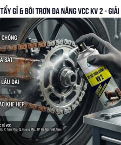 Nhân viên kỹ thuật sử dụng xịt tẩy rỉ sét đa năng VCC KV-2 để làm sạch gỉ sét và bôi trơn xích xe máy, giúp xe vận hành êm ái và chống oxy hóa.