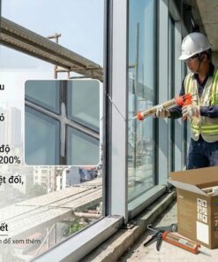 Hình ảnh thợ thi công đang bắn keo kết cấu VCC 795 cho vách kính mặt dựng, làm nổi bật đặc tính bám dính cực mạnh và độ giãn dài khi đứt đạt 200%.