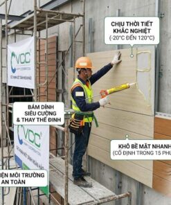 Công nhân bôi keo VCC V-BOND S lên tấm panel ốp tường tại công trình, với chú thích các đặc tính: thay thế đinh, chịu thời tiết, khô nhanh, chống tia UV.