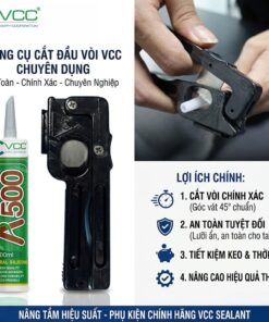 Hình ảnh thợ thi công sử dụng dụng cụ cắt đầu vòi keo VCC chuyên dụng để cắt vát góc 45 độ cho chai keo Silicone VCC A500 trên công trình thực tế, giúp đường ron đều đẹp và an toàn.