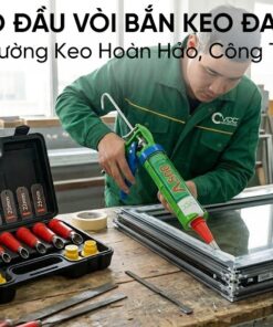 Kỹ thuật viên đang sử dụng súng bắn keo gắn vòi inox VCC để thi công keo silicone VCC A500 lên khung cửa nhôm kính tại xưởng sản xuất.