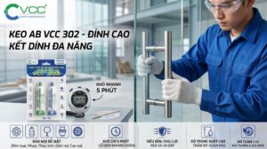 Hình ảnh thợ dùng keo AB Acrylate VCC 302 dán tay cầm inox lên cửa kính, bên cạnh đồng hồ 5 phút và hộp keo dán khô nhanh. nhấn mạnh tính năng khô nhanh, kết dính đa vật liệu (kim loại, nhựa, thủy tinh, gốm) và độ bền cao.