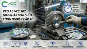 Kỹ thuật viên sử dụng Keo AB VCC 302 sửa chữa bánh răng thép công nghiệp, thể hiện khả năng dán kim loại cấp tốc và chịu lực.
