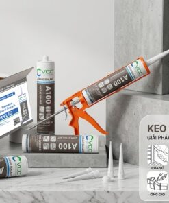 Bộ sản phẩm Keo Acrylic VCC A100 gồm thùng 24 chai và chai đơn trên nền đá cẩm thạch, kèm súng bắn keo đang thi công khe cửa sổ. Nhãn sản phẩm có logo VCC, mã A100 và các icon ứng dụng trám trét: khung cửa, đường ống, mối nối, vết nứt. Các lợi ích chính: sơn phủ được, thân thiện môi trường A+, kết dính cao, 300ml đa năng