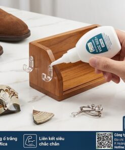 Hình ảnh thực tế keo dán nhanh VCC 502+ dán móc mica trong suốt lên kệ gỗ, minh họa khả năng dán đa năng trên giày da, bình gốm sứ và phụ kiện kim loại mà không để lại vết ố trắng.