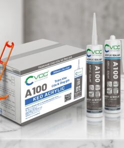 Bộ sản phẩm Keo Acrylic VCC A100 gồm thùng 24 chai và chai đơn đặt trên nền đá cẩm thạch, kèm súng bắn keo cam. Nhãn thùng và chai ghi rõ thương hiệu VCC, mã A100, công dụng trám trét cho cửa, cửa sổ và các ưu điểm như sơn phủ được