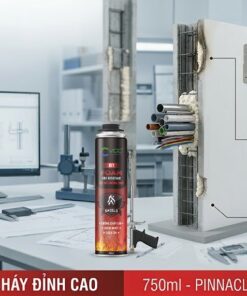 Hình ảnh kỹ sư làm việc tại văn phòng thiết kế, bên cạnh mô hình mặt cắt tường bê tông cốt thép được bịt kín bằng keo bọt nở chống cháy lan VCC PU Foam B1. Nổi bật các tính năng chống cháy lan chuẩn B1, cách nhiệt cao và giảm tiếng ồn vượt trội.