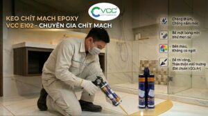 Thợ thi công đang sử dụng súng bắn keo 2 thành phần để chít mạch gạch bằng keo Epoxy VCC E102 bóng mịn như men sứ trong phòng tắm.