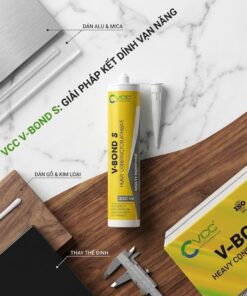 Ảnh chụp từ trên xuống, bố cục phẳng, được chia đôi theo đường chéo trên bề mặt đá cẩm thạch Carrara đánh bóng và gỗ óc chó Mỹ, với tuýp keo VCC V-Bond S 300ml đặt thẳng đứng ở trung tâm và nắp chai bên cạnh. Ảnh cũng thể hiện các mẫu vật liệu như nhôm xước, acrylic trong suốt, gỗ óc chó và kim loại đen, với những đường keo được thoa đều. Một phần vỏ hộp VCC V-Bond S có ký hiệu ISO và GB cũng được nhìn thấy. Logo VCC nằm ở góc. Văn bản nhấn mạnh tính năng đa dụng.